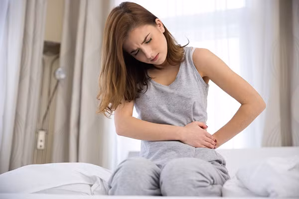 Táo bón. Nghiên cứu của trường Y Johns Hopkins chỉ ra, thiếu nước là một trong những nguyên nhân phổ biến nhất dẫn tới táo bón. Thay vì chỉ tập trung bổ sung chất xơ, bạn nên vận động và uống nước kịp thời.