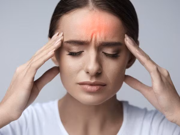 Đau đầu. Cơ thể thiếu nước bao gồm cả não cũng không được cung cấp đủ lượng nước cần thiết để hoạt động, sẽ gây ra các triệu chứng đau đầu, đặc biệt là khi di chuyển cơ thể. Bên cạnh đó, hệ tuần hoàn cũng hoạt động kém hiệu quả hơn do thiếu nước sẽ dẫn đến chóng mặt, hoa mắt và ù tai.