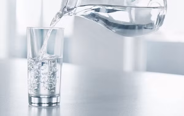 Các nhà khoa học khuyến nghị, một người trưởng thành nên uống 1,5-2l mỗi ngày. Ngoài việc uống nước lọc thông thường, bạn có thể bổ sung nước bằng thực phẩm giàu nước như trái cây, rau xanh, sữa chua... Ảnh: Internet.