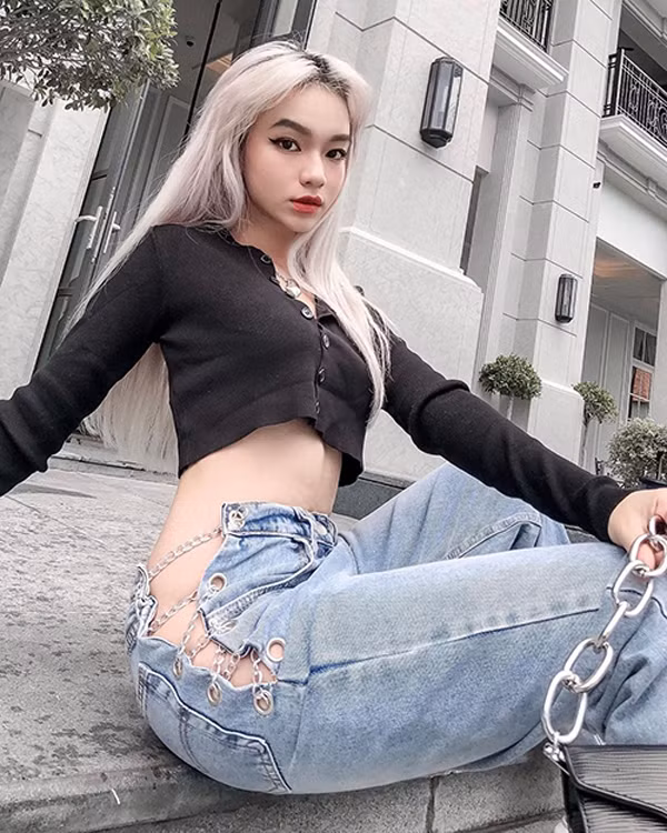 Việc chọn nội y đi kèm cũng cần hết sức cân nhắc. Bạn có thể dùng C String - một dạng nội y đặc biệt có thiết kế giống chữ C, không có quai nhưng vẫn ôm khít vào cơ thể. Đây là dạng nội y rất được các sao ưa chuộng khi mặc những bộ váy áo hở hông.