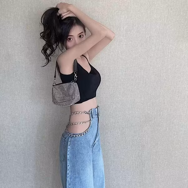 Chính vì vậy khi chọn mốt quần khoét lỗ 2 hông, chị em nên cân nhắc phần cắt xẻ phù hợp. So với người hông nở, thiết kế phù hợp với dáng người thanh mảnh.