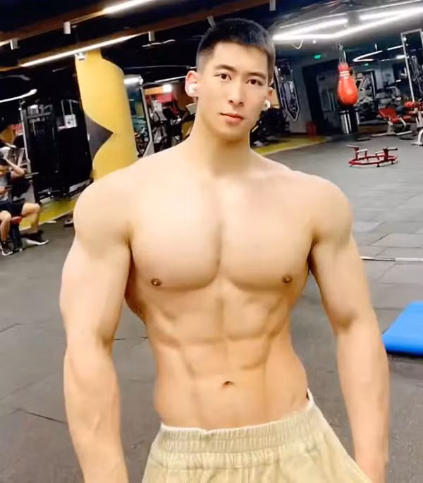 Mới bắt đầu, nam bác sĩ cũng giống như nhiều người khác. Thân hình thấp bé, hoàn toàn không có cơ bắp. Chính nỗ lực muốn thay đổi bản thân, tăng cường sức khỏe, nam bác sĩ vượt qua mọi khó khăn, sức ì để tập luyện không ngừng nghỉ.