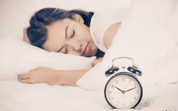 Để tốt cho gan, bạn cần duy trì chế độ sinh hoạt và nghỉ ngơi hợp lý. Buổi tối nên đi ngủ trước 23 giờ để có được giấc ngủ sâu vào 1-3 giờ sáng, bởi đây là thời gian tốt nhất để dòng máu trở về gan và nuôi dưỡng gan.
