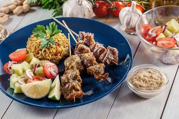 Ăn đêm. Ăn đêm là thói quen trước khi ngủ của nhiều người. Tuy nhiên, việc nạp năng lượng thời điểm này không được khuyến khích. Nguyên nhân bởi ăn quá no không chỉ ảnh hưởng đến giấc ngủ, tăng gánh nặng cho dạ dày, đường ruột mà còn gây hại gan.