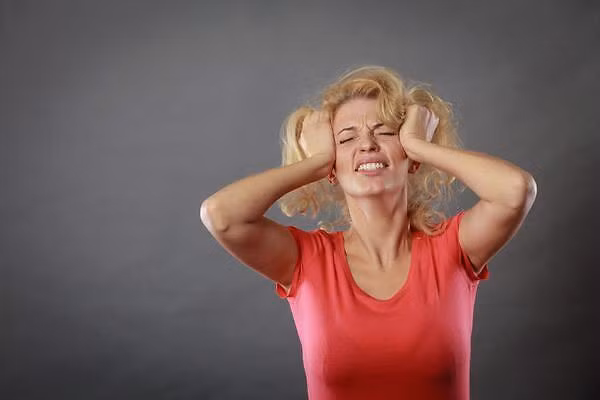 Nổi nóng thất thường. Không kiểm soát cảm xúc không chỉ khiến bạn chìm đắm trong trạng thái tiêu cực mà còn hại sức khỏe gan.