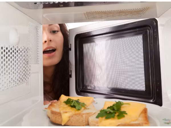 Thực phẩm chiên ngập dầu. Tất cả các loại dầu chỉ chịu đựng ở mức nhiệt nhất định. Vượt quá giới hạn này, chúng sẽ tạo ra chất độc hại như các gốc tự do. Trong khi đó, gốc tự do là nguyên nhân gây ra nhiều vấn đề sức khỏe, bao gồm cả ung thư.