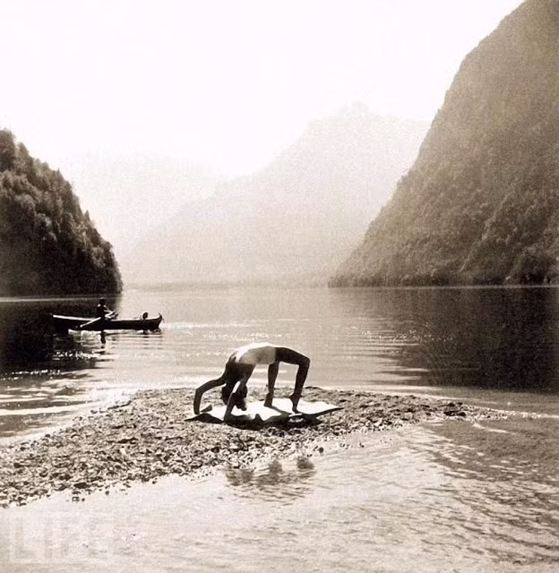 Eva Braun thực hiện động tác yoga bên hồ Konigssee năm 1942. Ảnh VT