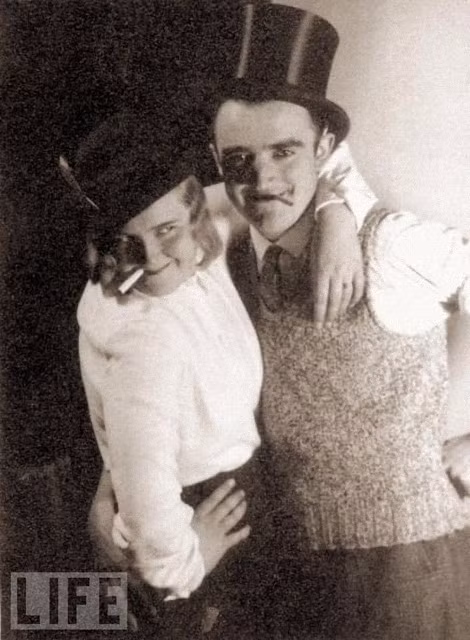Thiếu nữ Eva Braun và một người bạn chưa xác định danh tính trong một bữa tiệc ở Munich năm 1935. Cô cũng thích hút thuốc nhưng chỉ khi trùm phát xít Hitler không có mặt. Ảnh VT