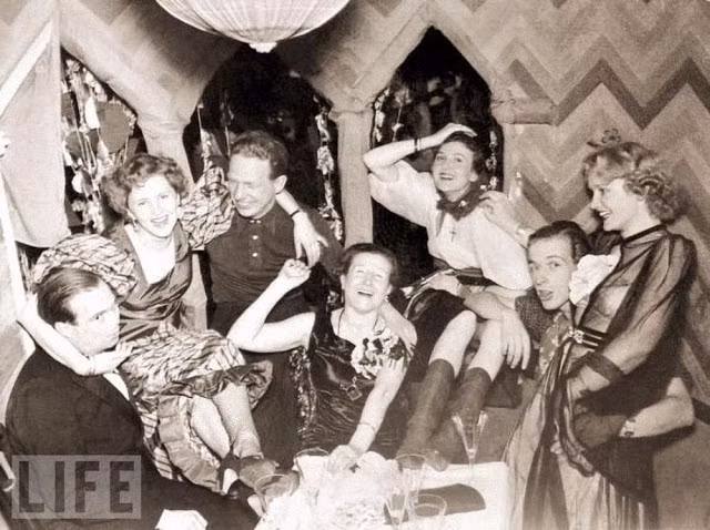 Cô cùng bố mẹ và chị gái, em gái vui vẻ trong lễ hội hóa trang năm 1938. Ảnh VT