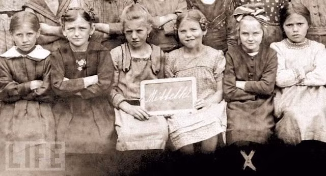 Eva Braun năm 9 tuổi (thứ hai từ phải sang) chụp cùng một số bạn cùng lớp năm 1922. Ảnh VT