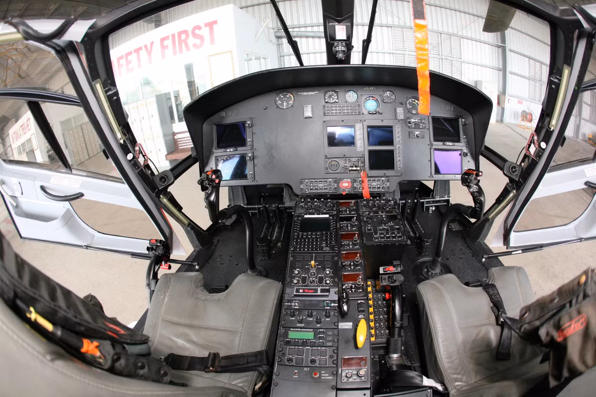 Máy bay được vận hành bởi hai phi công. Trong ảnh cabin điều khiển trực thăng EC155 B1 của Việt Nam với bảng điều khiển đơn giản nhưng dễ dùng, trực quan với màn hình LCD.