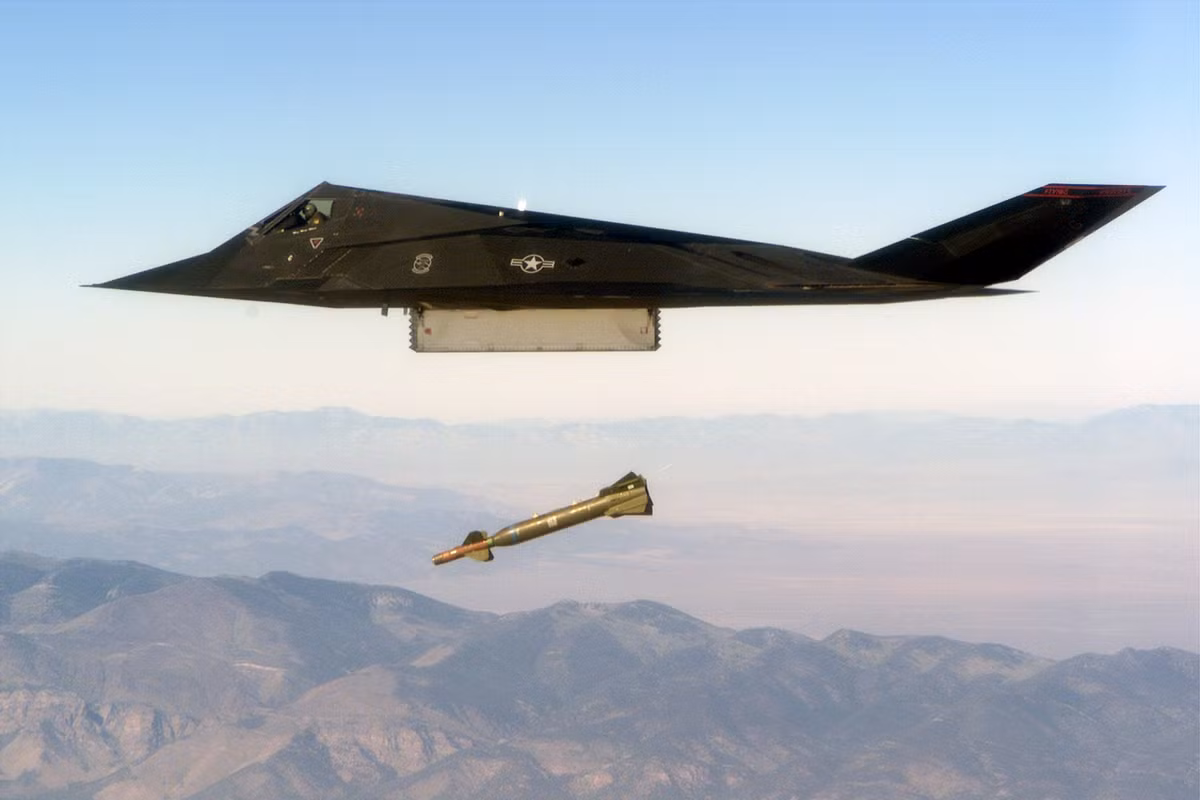 Khả năng mang vác vũ khí của F-117A cũng vô cùng hạn chế, chỉ được 2,3 tấn vũ khí trong khoang thân cho phép mang được hai quả bom dẫn đường GBU-10 hoặc GBU-12 hoặc GBU-27 hoặc bom phá hầm ngầm BLU-109 hoặc bom hạt nhân B61. Nó không thể mang bất cứ loại tên lửa hành trình hay tên lửa không đối đất nào. Nhìn chung F-117 nổi bật ở khả năng tàng hình, nhưng yếu kém toàn diện ở các mặt còn lại.