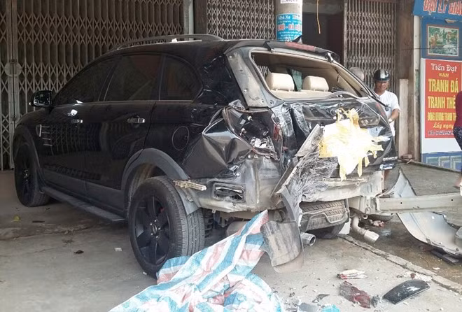 Bac Giang: Be trai 13 tuoi lai xe khach gay tai nan lien hoan-Hinh-2
