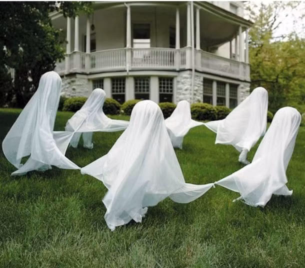 Ý tưởng trang trí Halloween này tuy đơn giản nhưng lại cực kỳ hiệu quả vào ban đêm, khi ánh sáng và bóng tối giao thoa, những tấm vải trắng bay bay trông giống nhưng những con ma đang chơi đùa và mời gọi. (Nguồn List 25)