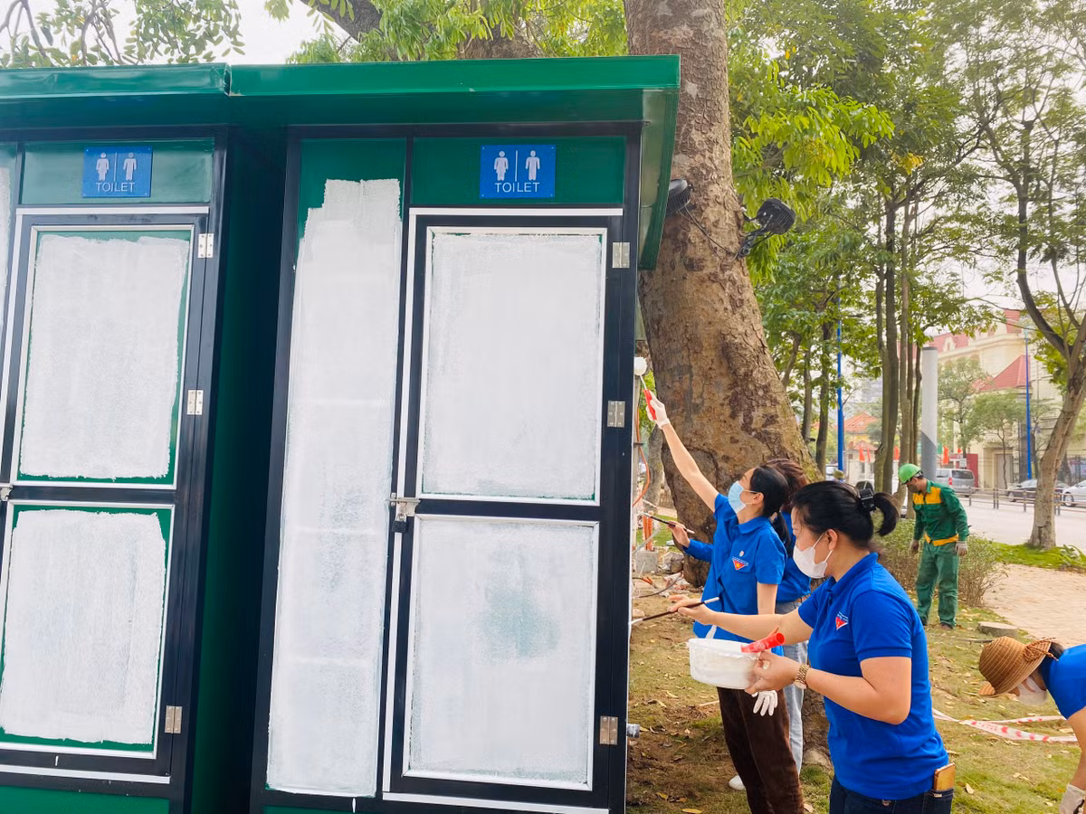 Nhà vệ sinh khi chưa phủ bích họa.