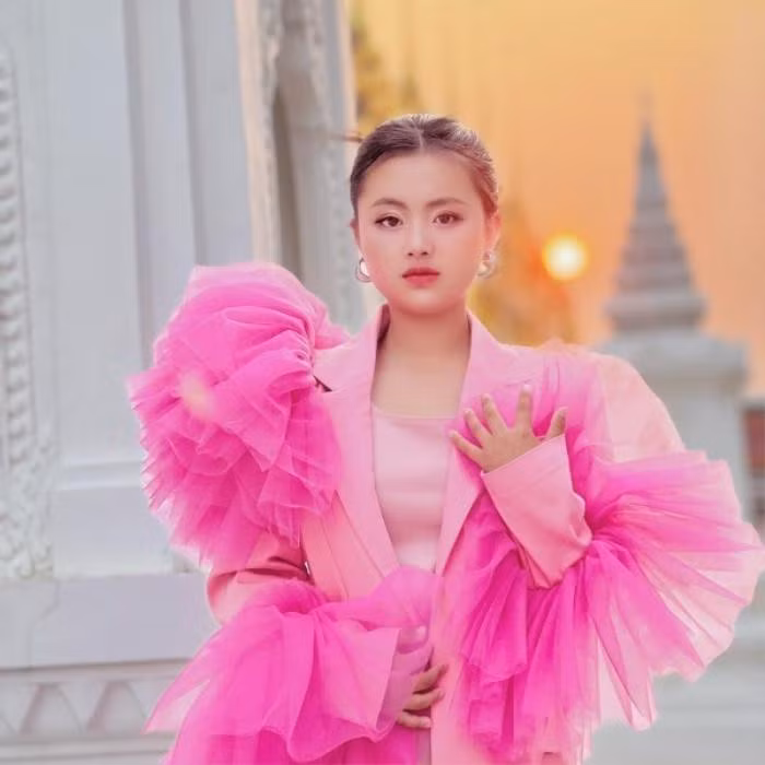 Thời gian gần đây, Mua Thị Dua càng được biết đến nhiều hơn sau khi chính thức kí hợp đồng làm người mẫu độc quyền với "bà chúa thị phi" Hoàng Hường. Sau quyết định này của mình, Mua Thị Dua dường như "lột xác", từ một cô bé mộc mạc với hoàn cảnh còn khó khăn, cô bé được tận hưởng cuộc sống giàu sang, đầy đủ, được dùng hàng hiệu, điện thoại đắt tiền.