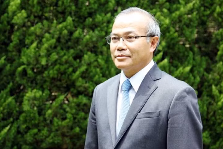  Cựu Thứ trưởng Bộ Ngoại giao Vũ Hồng Nam nhận hối lộ 1,8 tỷ đồng: Cựu Thứ trưởng Bộ Ngoại giao Vũ Hồng Nam bị cáo buộc trong quá trình làm Đại sứ Việt Nam tại Nhật Bản, đã lợi dụng chức vụ quyền hạn được giao và nhận hối lộ 60.000 USD và 450 triệu đồng (tương đương tổng số tiền 1,8 tỷ đồng) để giúp Công ty Nhật Minh bán vé máy bay và nơi ở tại khách sạn lưu trú cho 6 chuyến bay đưa công nhân từ Nhật Bản về Việt Nam. Ông Nam đã nộp lại toàn bộ số tiền đã nhận. 