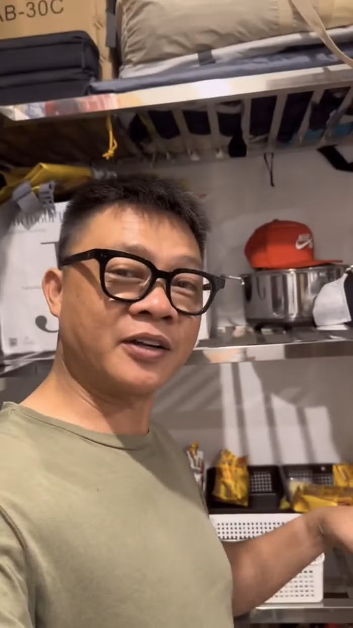 Tiếp đó anh giới thiệu phòng kho của gia đình, BTV Quang Minh treo tấm bảng có dòng chữ: "Nếu muốn sẽ tìm cách, không muốn sẽ tìm lý do". Đó là nơi gia đình anh để bát đĩa, các dụng cụ cần thiết và một số đồ ăn khô.