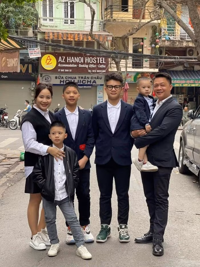 Clip "house tour" của BTV Quang Minh nhận nhiều lời khen từ cộng đồng mạng. Không ít người bày tỏ sự ngưỡng mộ bởi cách giáo dục của anh dành cho 4 quý tử. Mặt khác cách "đánh dấu phòng" đặc biệt này của nhà anh cũng có thể là "trò chơi" rất thú vị nếu đổi tấm bảng ở cửa mỗi phòng của các bé.