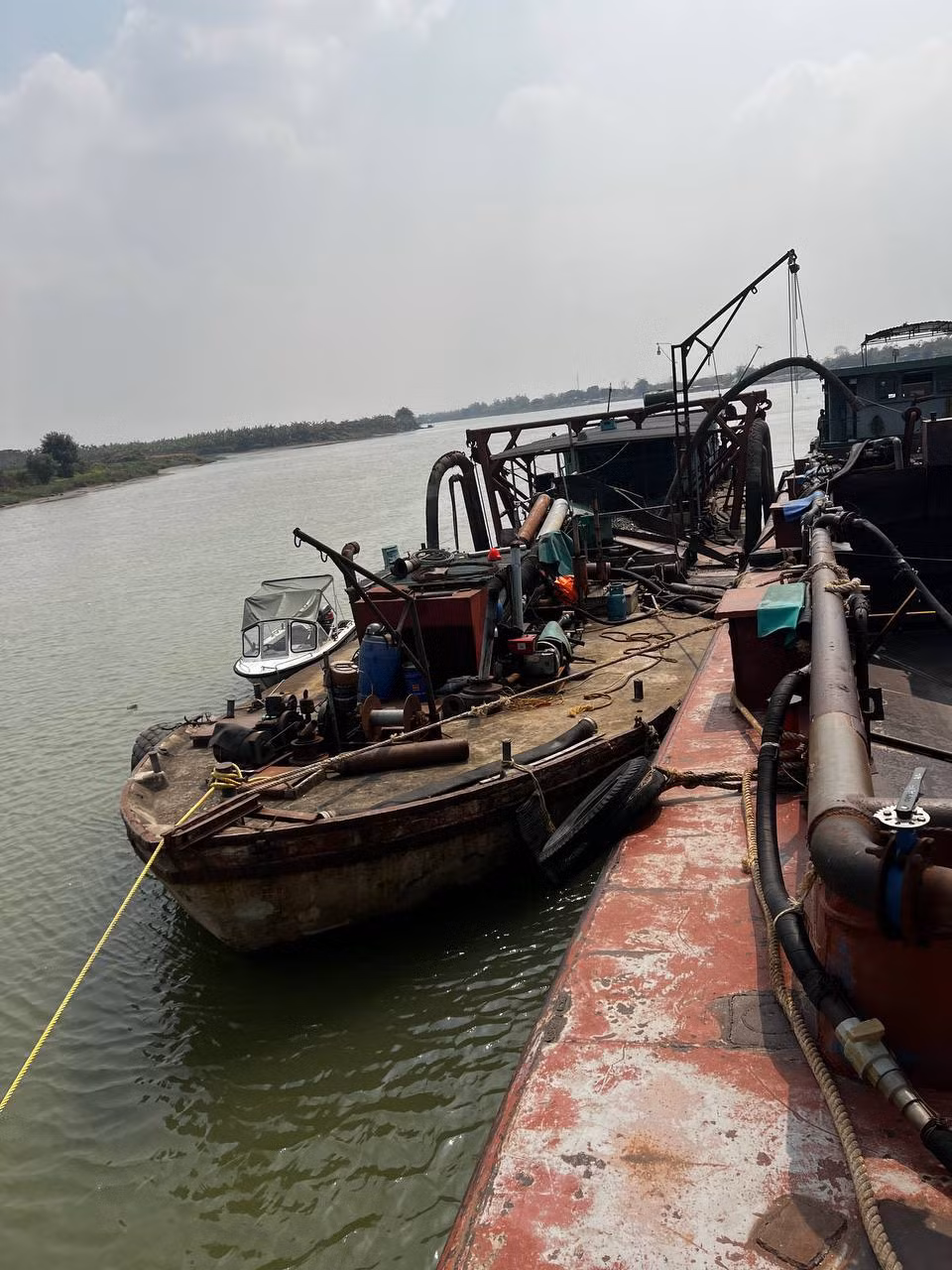 Hải Dương: Khai thác cát trái phép, 6 người bị phạt hơn 2,2 tỷ - Hình 2 Hai Duong: Khai thac cat trai phep, 6 nguoi bi phat hon 2,2 ty-Hinh-2