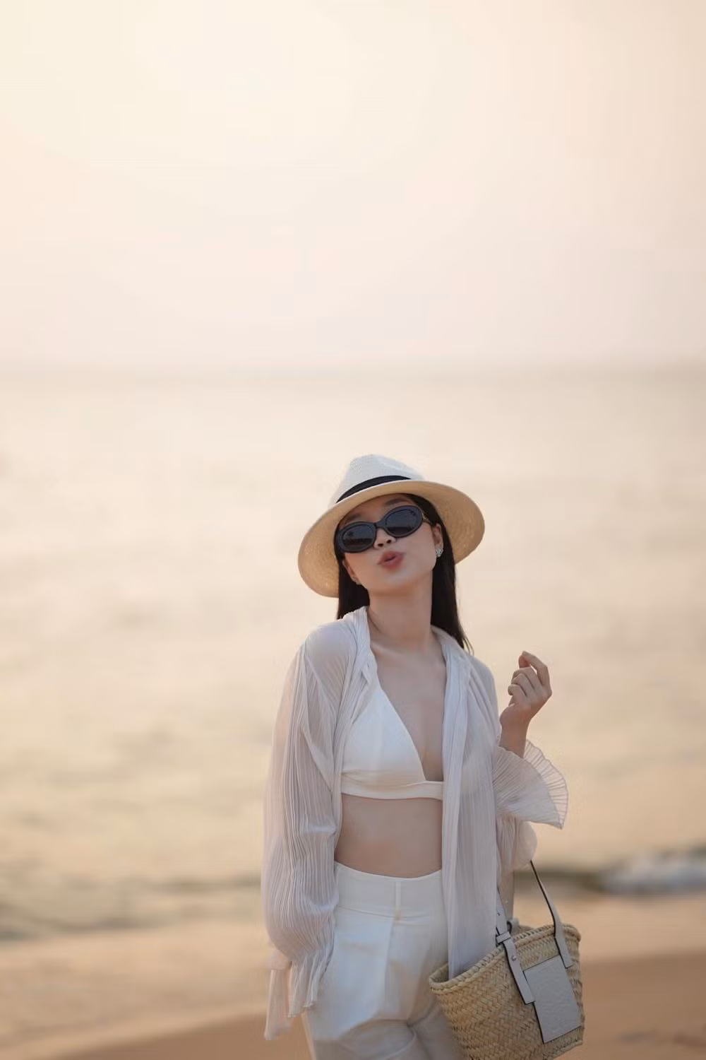 Khi không lên sóng, người đẹp 9X thường ăn mặc trẻ trung, thanh lịch, không kém phần gợi cảm.