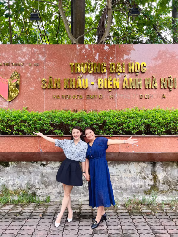 Trong một sự kiện thành lập trường Đại học Sân khấu &amp;Điện ảnh, Bảo Thanh đã háo hức khoe 2 mẹ còn đều là "bạn học". Cô viết: " 2 cựu sinh viên Sân khấu Điện ảnh về thăm trường cũ - nơi ‘se duyên’ cho hot girl Bắc Ninh và hot boy Hải Dương - để rồi sau đó họ có với nhau con bé áo trắng váy đen là mình. Đáng yêu thực sự"