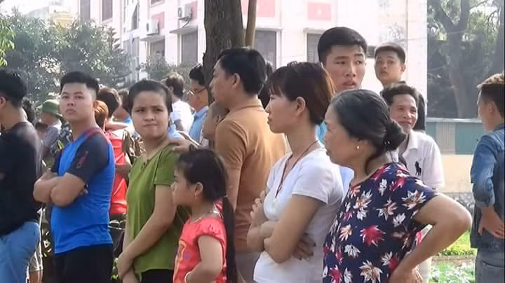 Trong ảnh, người dân hiếu kỳ kéo tới hiện trường vụ bắt cóc con tin.