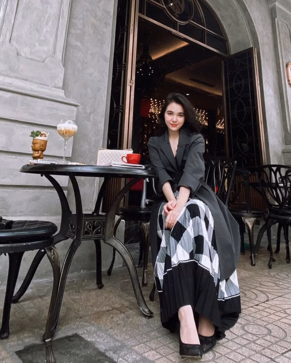 Không chỉ làm mẫu ảnh, Thiên Trang còn làm PR, quảng cáo sản phẩm trên trang cá nhân và cả kinh doanh bất động sản. Ảnh: FBNV, IGNV