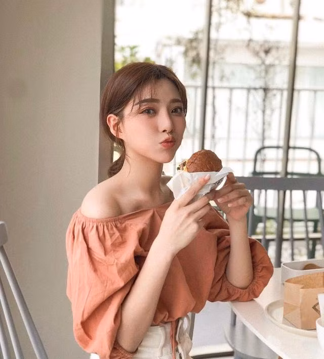An An có chiều cao không quá nổi bật 1,64m, song tỷ lệ cơ thể cân đối, đặc biệt là đôi chân dài đã giúp cô trở thành người mẫu nổi danh trên mạng xã hội.
