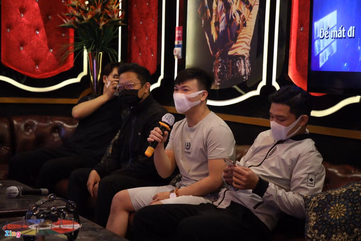 Quan karaoke mo tro lai, khach vua deo khau trang vua hat