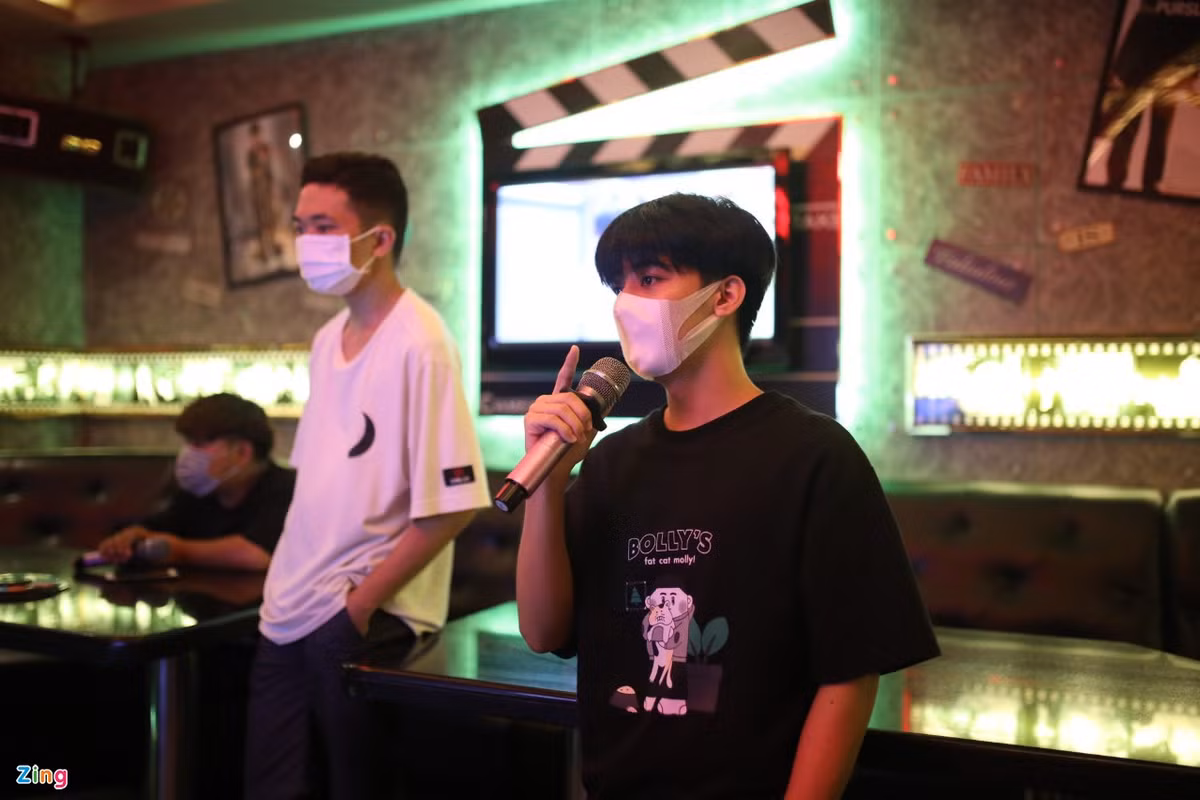 Lâm Quý Hùng (20 tuổi) cảm thấy rất vui, thoải mái khi được đi hát karaoke cùng bạn bè sau 7-8 tháng. "Dù đều đã tiêm vaccine đầy đủ, tụi mình vẫn khá lo. Để an tâm hơn, mình và bạn quyết định vừa đeo khẩu trang, vừa hát. Tuy có hơi bất tiện, không được thoải mái, mình thấy như vậy vẫn an toàn hơn", Hùng nói với Zing.