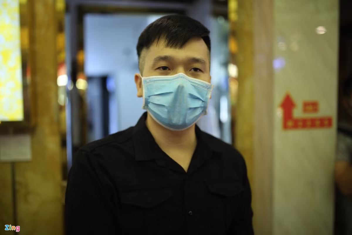 Ngược lại, anh Đỗ Hữu Phú, quản lý một quán karaoke trên đường Sư Vạn Hạnh (quận 10), cho hay quán chưa có nhiều khách trong ngày đầu hoạt động trở lại. "Quán mới đón 4-5 lượt khách. Đa số khách đi nhóm 4-5 người. Hầu hết tìm đến hỏi rồi vào hát luôn mà không đặt phòng trước".