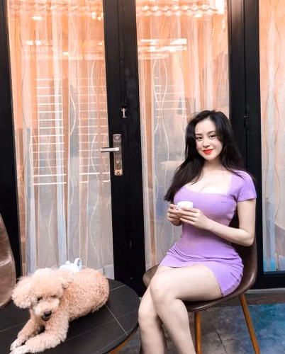 Được biết, lý do mà hot girl xứ Nghệ ngại diện bikini là vì bản thân không biết bơi nên không mấy khi đi bơi. Sau khi biết được nguyên nhân này netizen ai cũng không khỏi phì cười.
