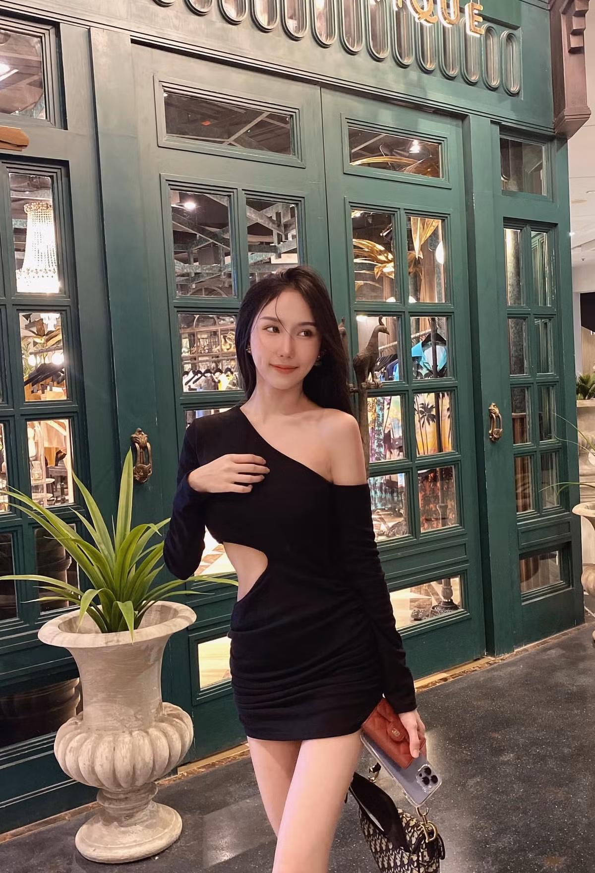 Khi lên đại học, Atinuch Wattanasirichaikul vẫn được mệnh danh là hoa khôi giảng đường nhờ vẻ đẹp không tỳ vết của mình.