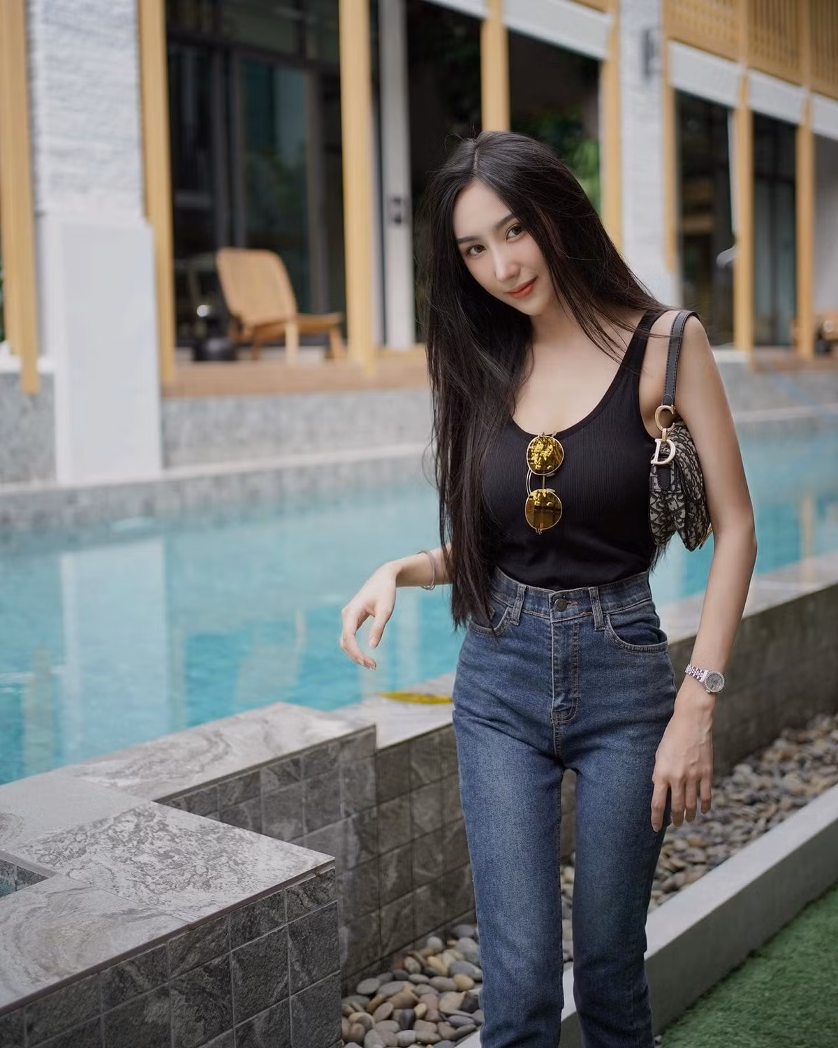 Cô nàng có gương mặt bầu bĩnh, ngũ quan hài hoà, xinh xắn như búp bê.