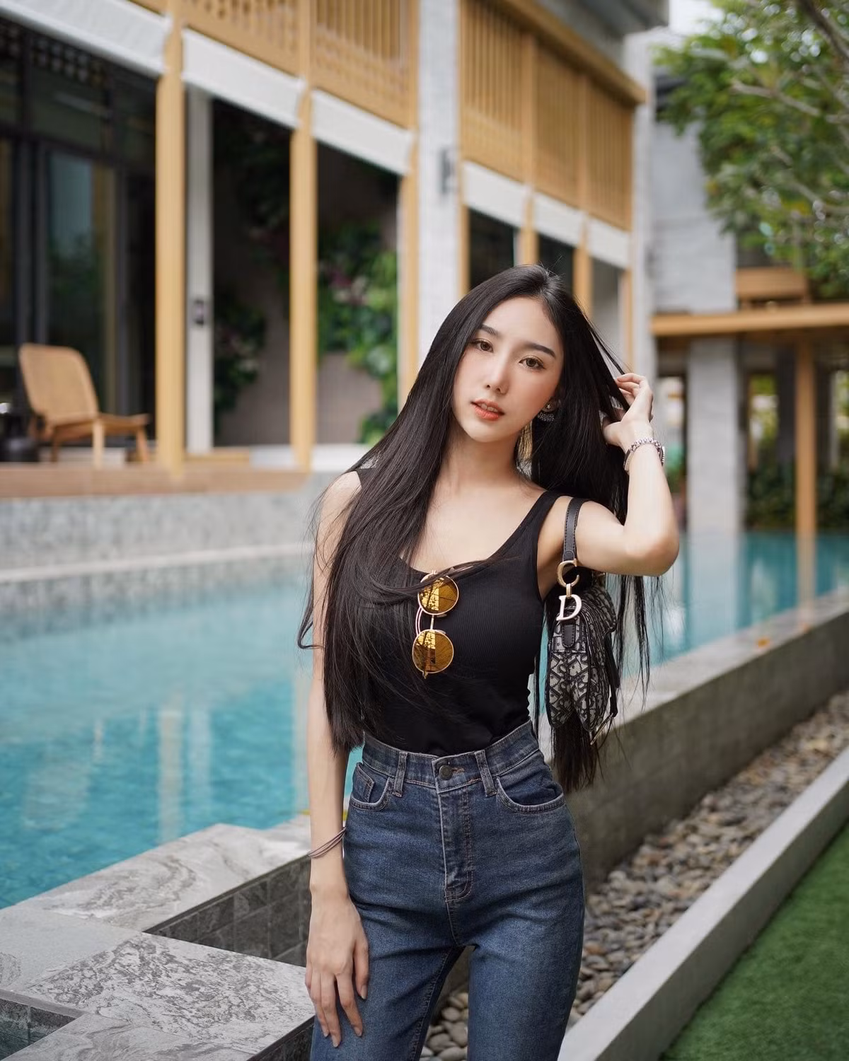 Người đẹp Thái Lan hiện có hơn 159.000 người theo dõi trên trang Instagram cá nhân. Cô được nhiều người yêu mến bởi nét đẹp hút hồn.