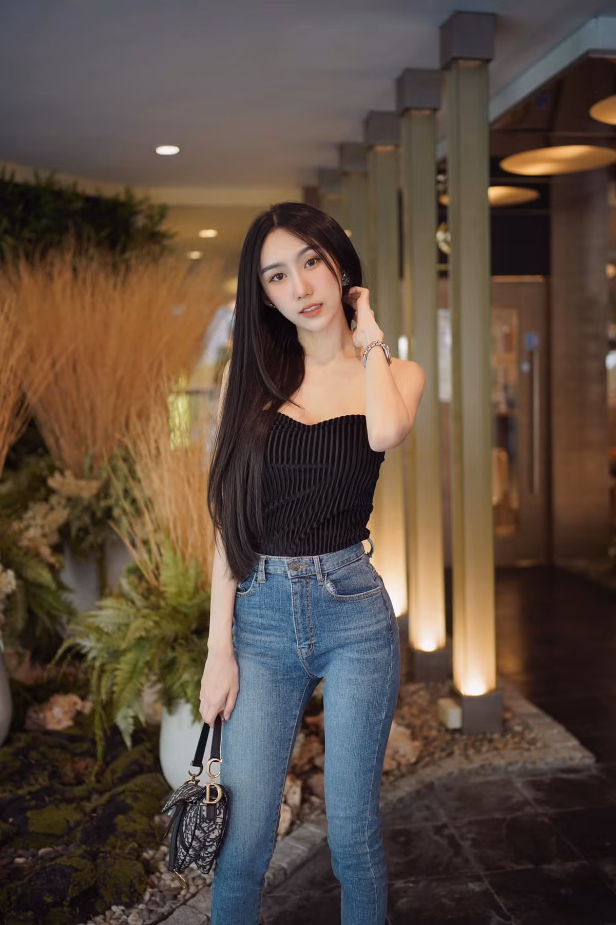 Phong cách học đường của nữ sinh năm nào, nay đã chuyển sang gợi cảm, nóng bỏng.