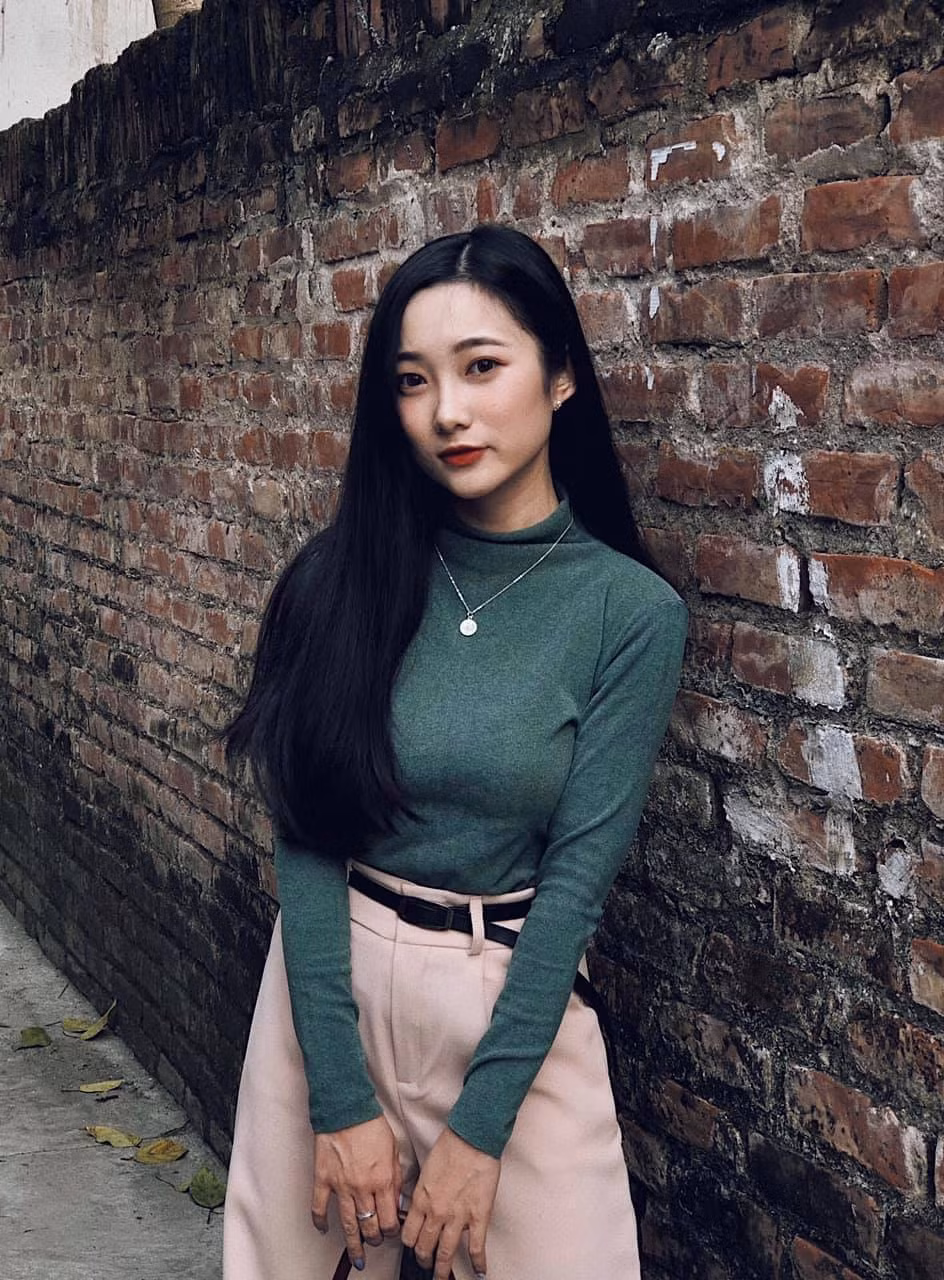 Sau khi tốt nghiệp, trong khi bạn bè đồng lứa dạy học tại trường thì Hà Phương lại lựa chọn giảng dạy online. Ảnh: Tổng hợp
