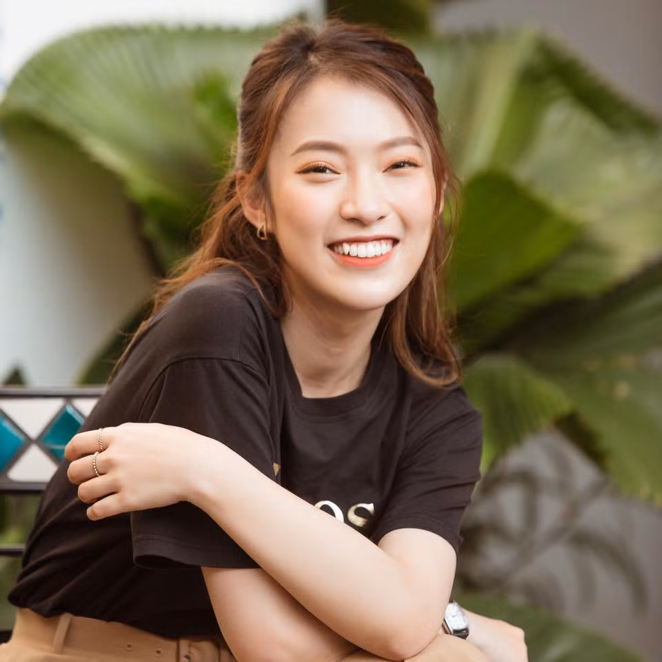 Ngắm nhìn Khánh Vy trên sâu khấu quá đỗi xinh đẹp, khiến cho mọi ánh mắt khán giả trong điểm cầu đều nhìn cô với ánh mắt ngưỡng mộ.