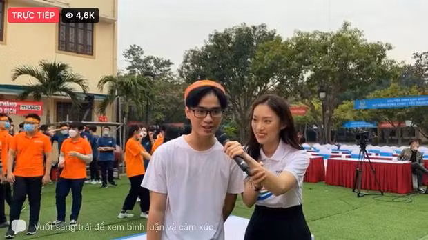 Nổi bật trong số dàn MC VTV năm nay đó chính là Khánh Vy - MC "cầm trịch" tại trường Chuyên Phan Bội Châu - Nghệ An để tiếp sức cho thí sinh Nguyễn Đình Duy Anh.