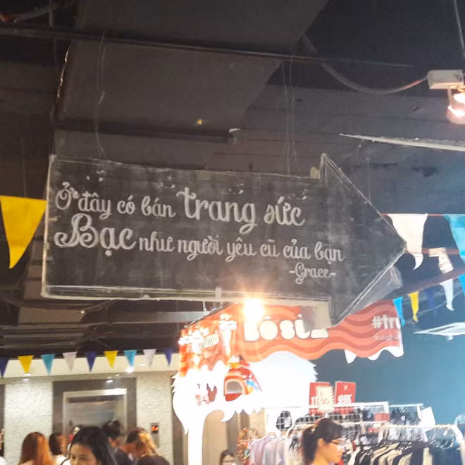 Dọc hai bên đường, biển quảng cáo xuất hiện tràn lan và đã trở thành nét đặc trưng của đường phố Việt Nam.