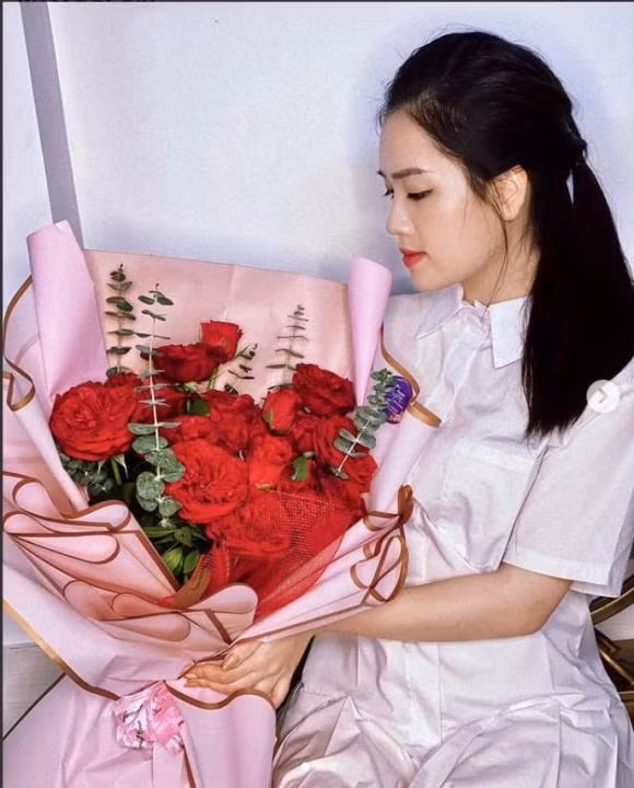 Trên trang cá nhân, gái xinh này cũng từng đăng tải hình ảnh khoe hoa bạn trai tặng.
