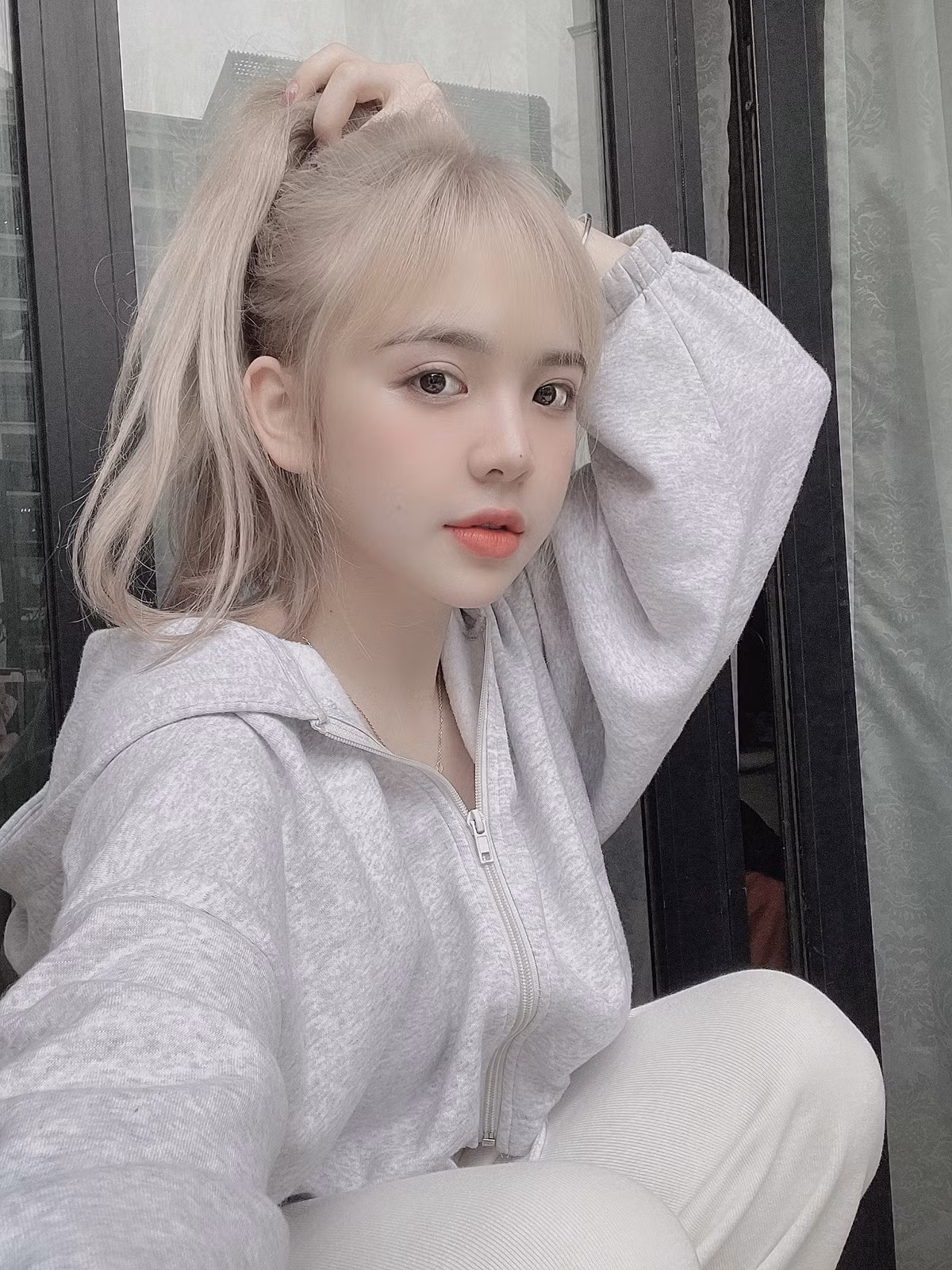 Huyền Châu thừa nhận, cô nàng đã can thiệp "dao kéo", chỉnh sửa môi, mũi và căn chỉnh lại gương mặt để có nhan sắc như hiện tại.