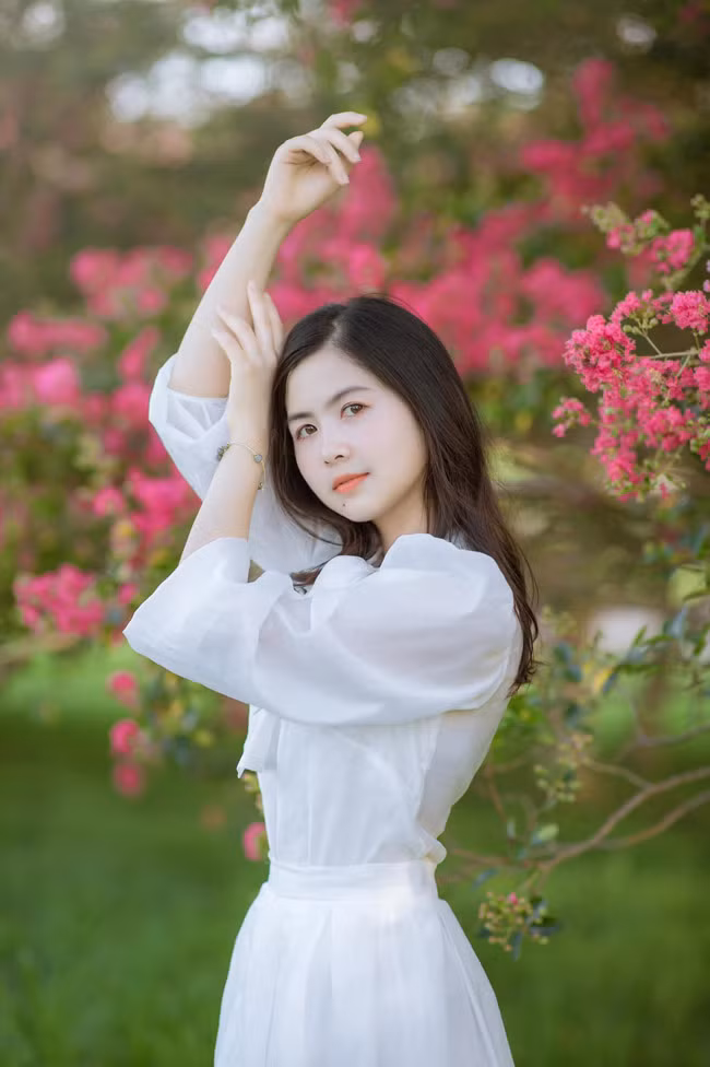 Cô nàng nổi tiếng bởi phong cách chụp ảnh không giống ai, khi thường xuyên tạo dáng độc lạ như chân khoèo, mắt lác...