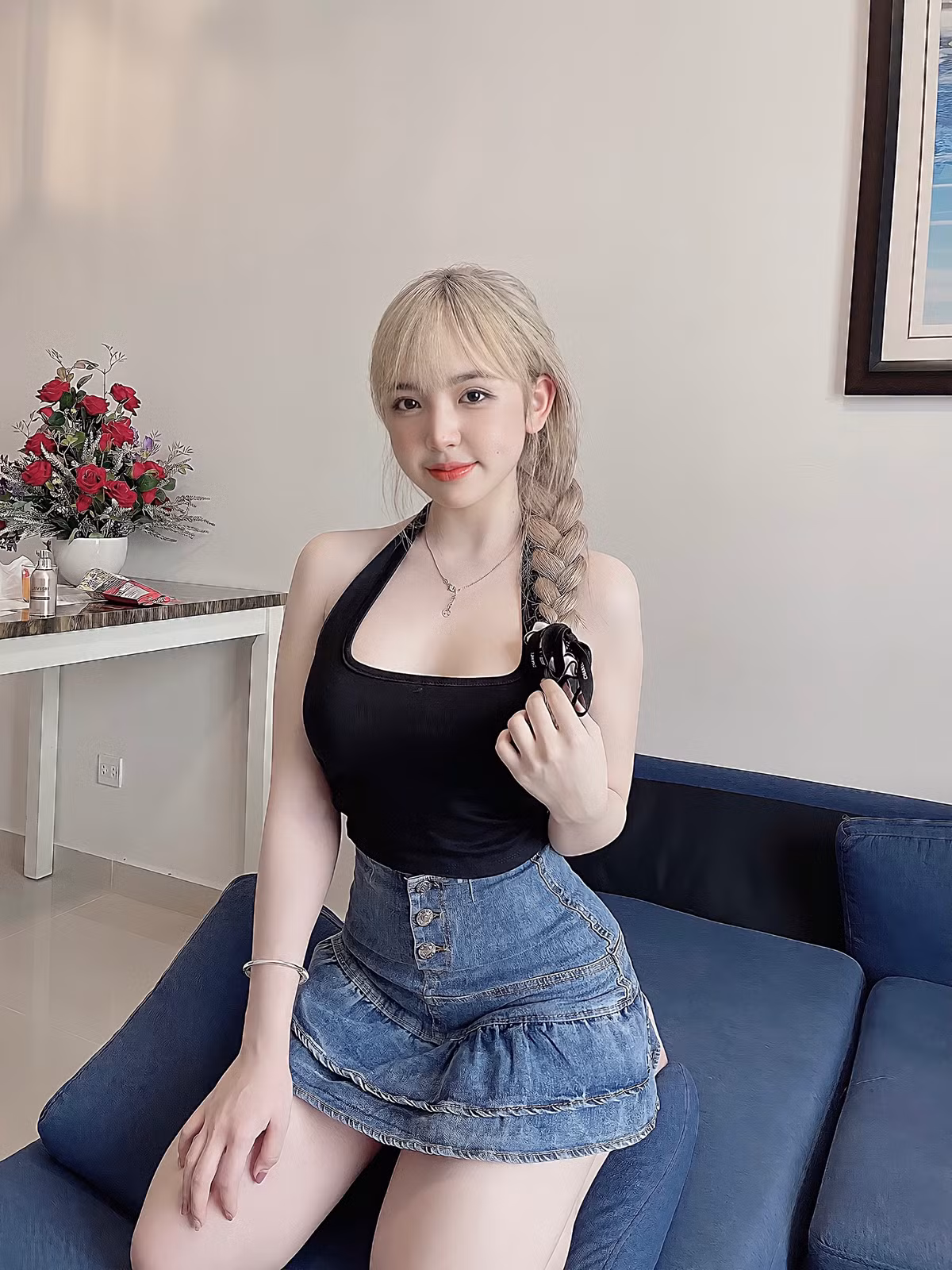 Hiện tại, Huyền Châu có sự thay đổi lớn về phong cách sau khi dậy thì. Cô nàng gợi cảm và nóng bỏng bội phần, khó có thể nhận ra.