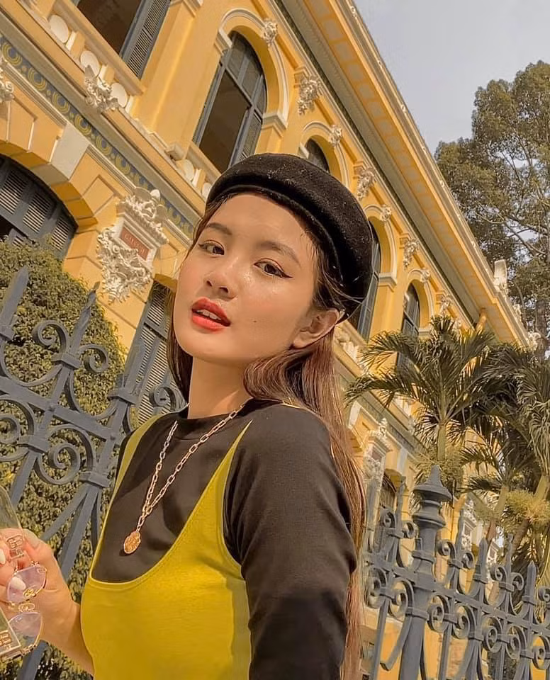 Đôi lúc cô nàng phá cách với nhiều trang phục có phần cá tính hơn.