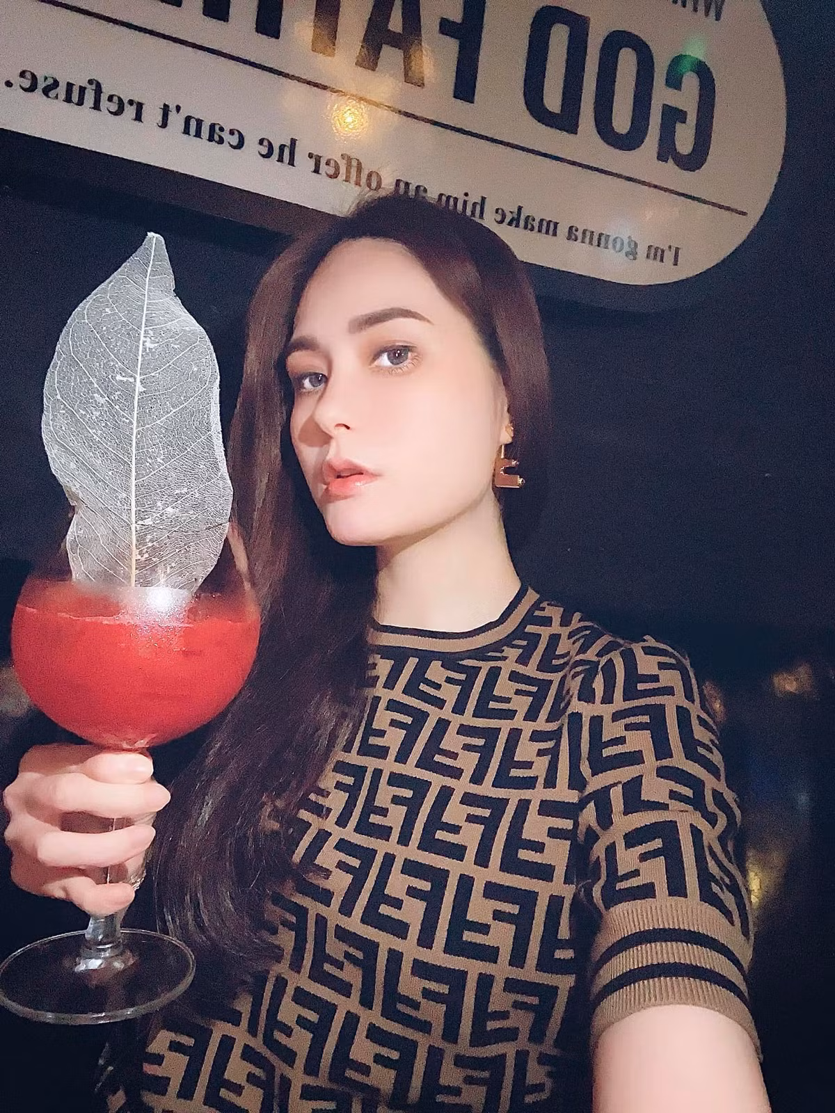Tận hưởng cuộc sống sung túc nhiều người mơ ước, nữ đại gia quận 7 Đoàn Di Băng luôn gây ấn tượng với khối tài sản khổng lồ và những màn đập hộp đồ hiệu tiền tỷ.