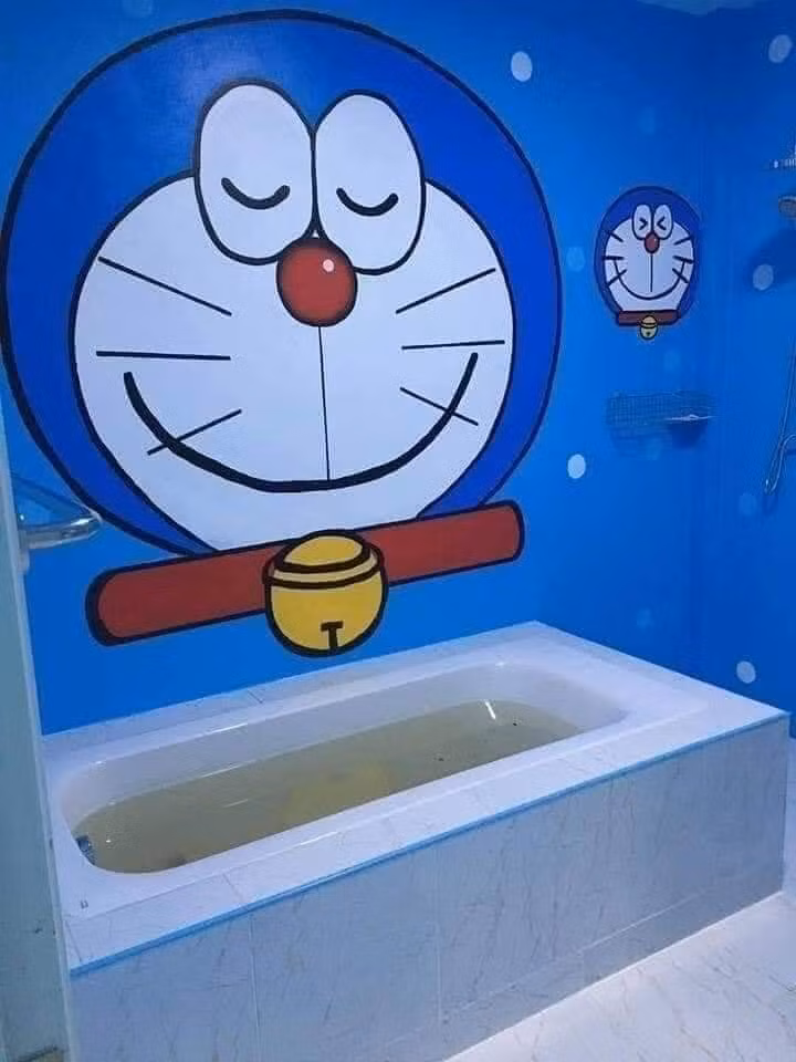 Toàn bộ căn nhà được sơn màu xanh rất chỉn chu, thay vì sử dụng giấy dán tường.