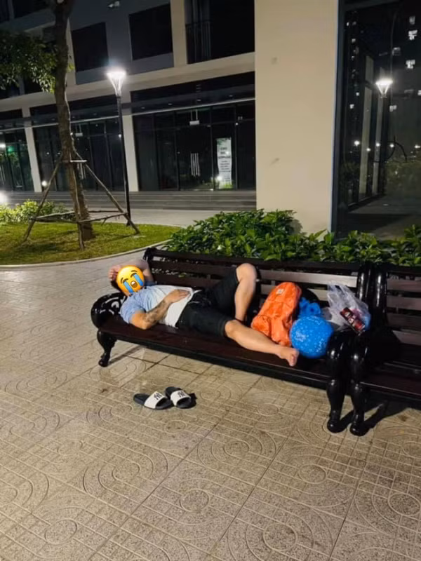 Chỉ vì cãi nhau với vợ mà ông chồng này bị vợ đuổi ra ghế ngủ.