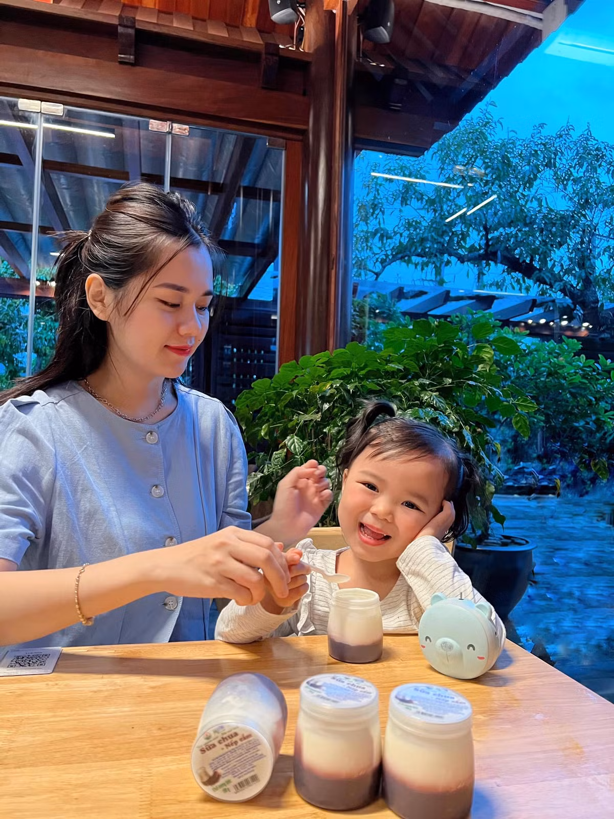 Suốt thời gian mang thai và sinh nở trước đó, Thùy Phương khá kín tiếng, không chia sẻ nhiều hình ảnh riêng tư. Dù thông tin trên là thật hay không thì vẫn phải công nhận rằng, nhan sắc của nàng WAG xứ Nghệ luôn xinh đẹp, rạng ngời.